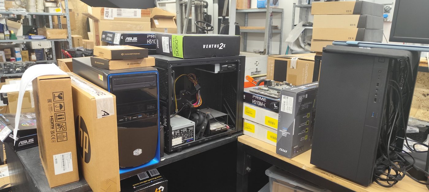 Laboratorio TXXO di Vicenza con componenti e PC in assemblaggio