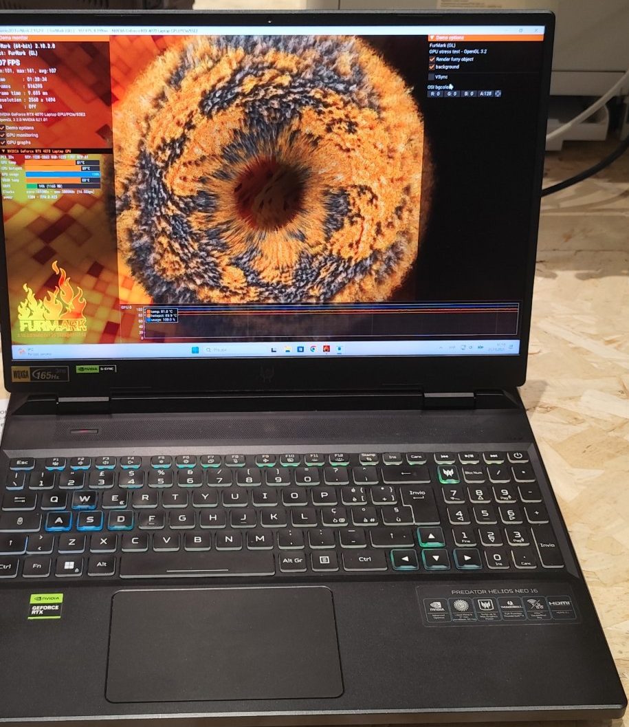Notebook gaming Acer Predator sotto stress test FurMark nel laboratorio TXXO
