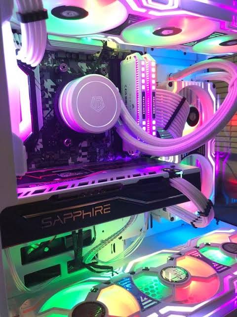 PC gaming bianco con cavi sleeved, liquido AIO e scheda video Sapphire assemblato da TXXO