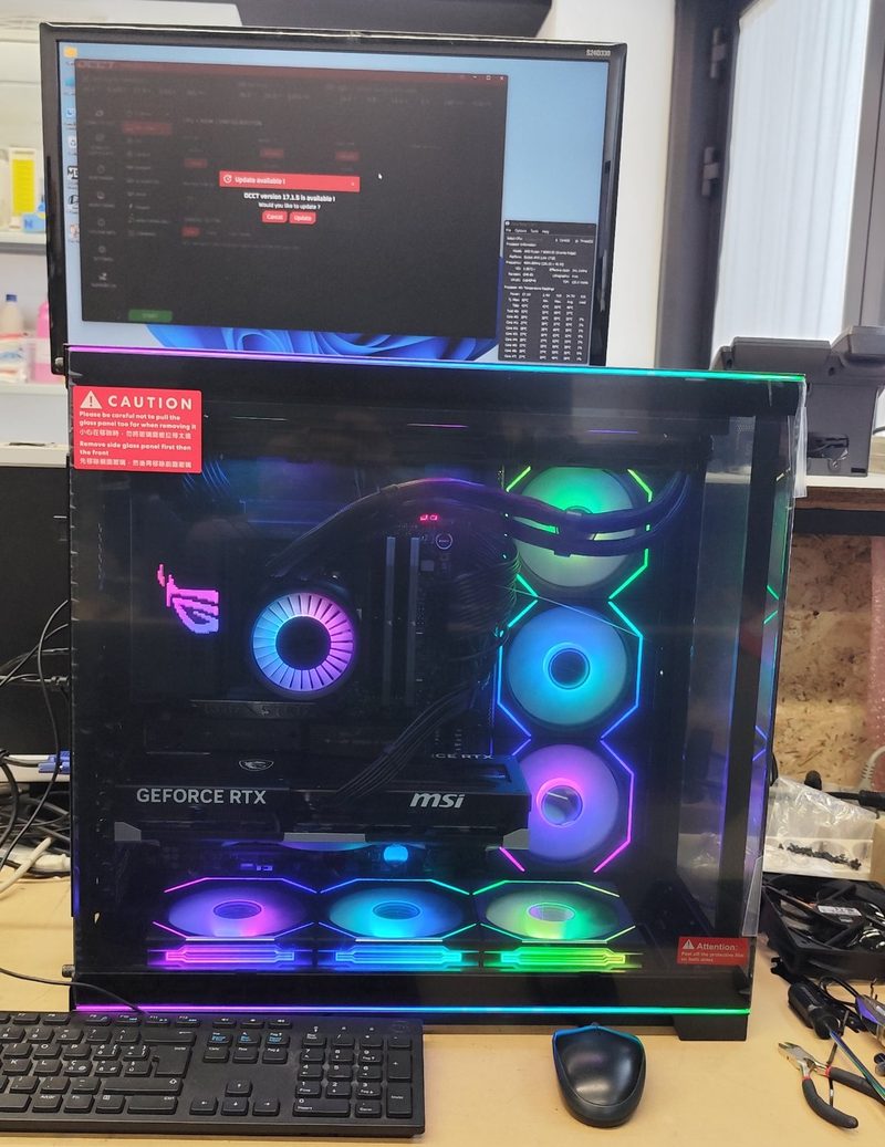 PC gaming con ventole ARGB durante lo stress test nel laboratorio TXXO di Vicenza