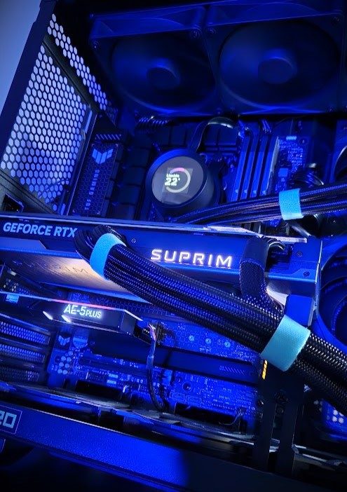 Dettaglio di PC gaming con GeForce RTX Suprim e scheda audio Sound BlasterX AE-5 Plus